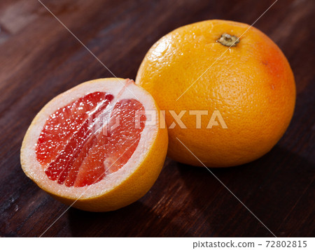 Sliced pink pomelo 72802815