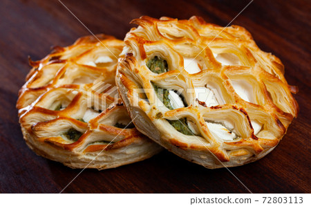 Tasty puff with young goat cheese and spinach Tasty puff with young goat cheese and spinach 72803113
