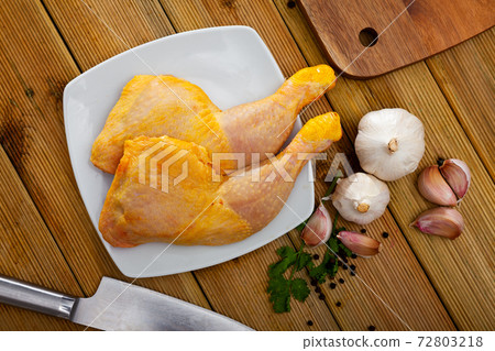 Raw chicken legs with garlic and parsley Raw chicken legs with garlic and parsley 72803218