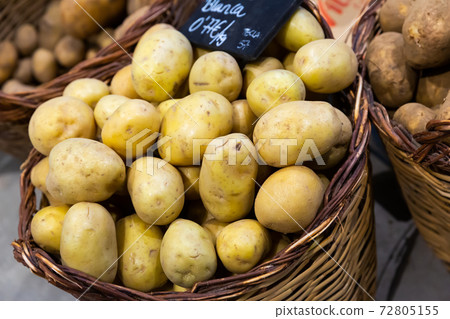 Potatoes in wicker basket 72805155