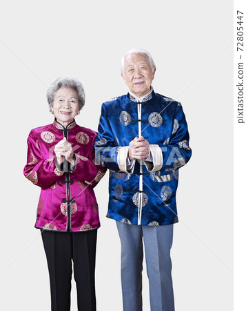 portrait of a senior chinese couple 72805447