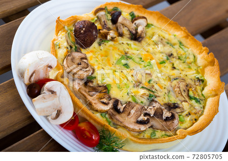 Mushroom pie filled with shiitake, porcini and champignons Mushroom pie filled with shiitake, porcini and champignons 72805705