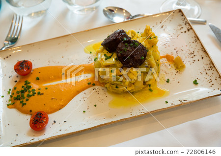 Green beans cooked with scrambled eggs 72806146