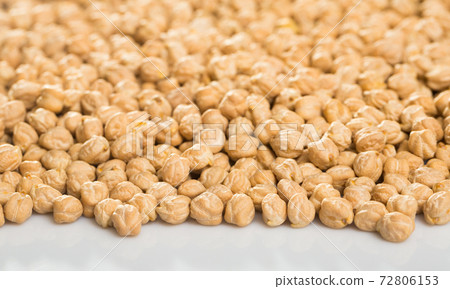 Dried chickpea groats 72806153