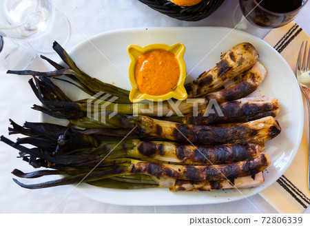 Top view of grilled calcots with romesco sauce Top view of grilled calcots with romesco sauce 72806339