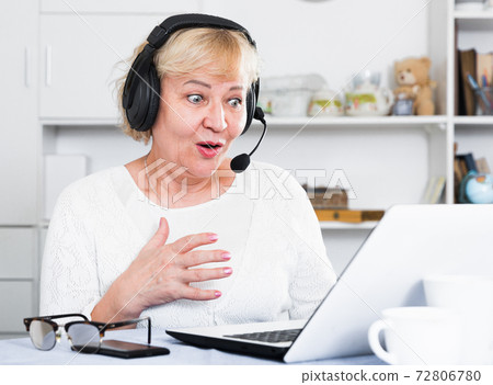 Mature woman communicates via the Internet Mature woman communicates via the Internet 72806780