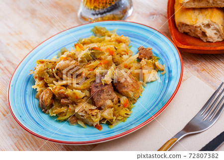 Stewed cabbage with pork 72807382