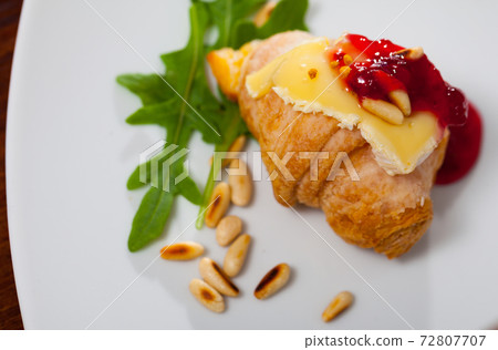 Croissant with Camembert and raspberry jam 72807707
