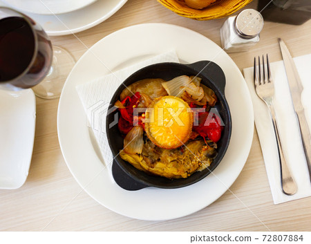 Traditional Spanish vegetable escalibada with melted goat cheese 72807884