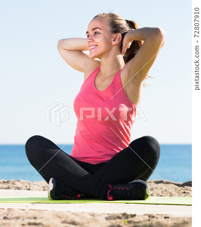 woman working out in beach woman working out in beach 72807910