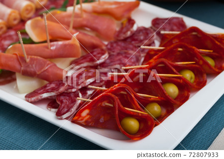 Spanish sausage sliced - chorizo, fuet, jamon, salami, bacon Spanish sausage sliced - chorizo, fuet, jamon, salami, bacon 72807933