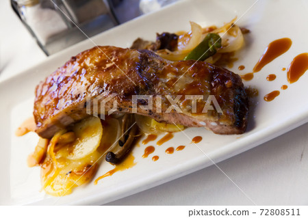 Grilled pork ribs in teriyaki sauce 72808511