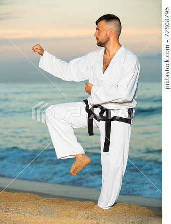 Man is training kick 72808796