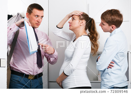 Upset family meeting social worker Upset family meeting social worker 72809546