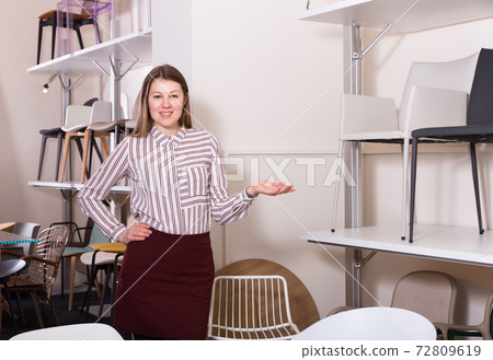 Salesgirl inviting to visit chair salon 72809619