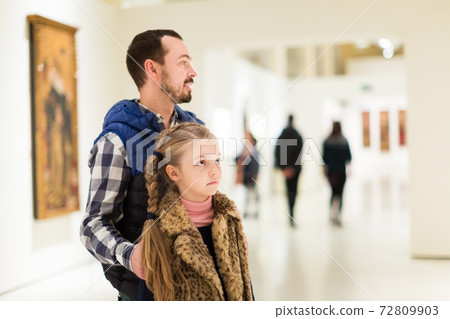 Father and daughter looking at expositions 72809903