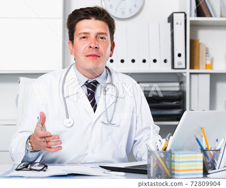 Therapist in uniform filling up documents Therapist in uniform filling up documents 72809904