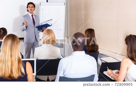 Businessman presenting strategy to colleagues 72809905