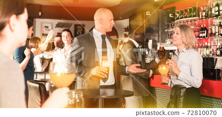 Man talking to woman on corporate party 72810070