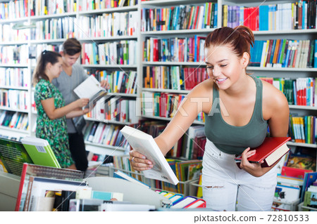 Girl looking for new literature 72810533