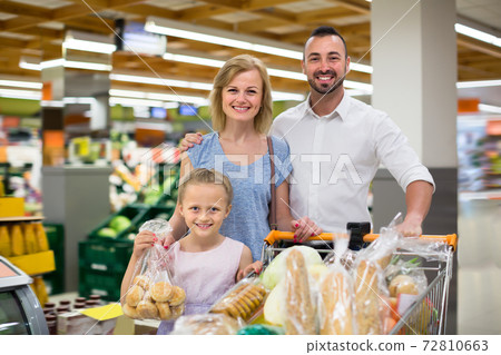 Mature family with kid shopping in hypermarket 72810663