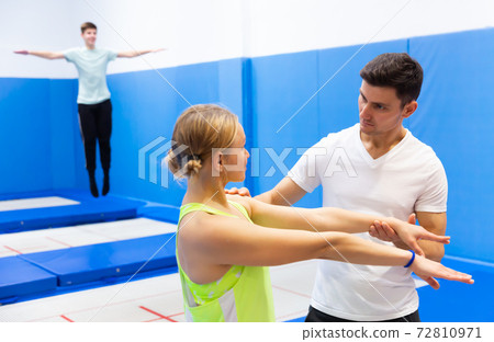 Trampoline coach training woman 72810971