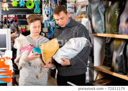 Father and son with dog buying vet food in petshop Father and son with dog buying vet food in petshop 72811170