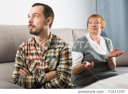 Mother and son arguing 72811397