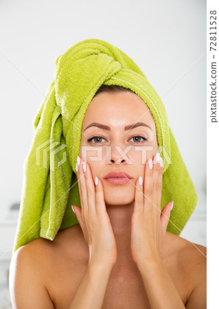 female, hairdryer, woman 72811528