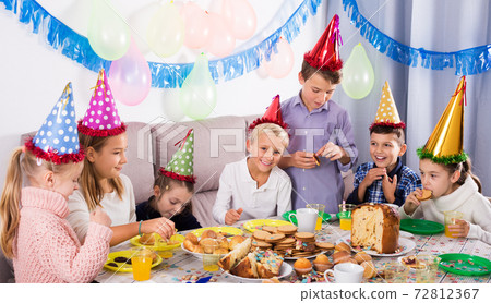 Children having birthday dinner 72812367