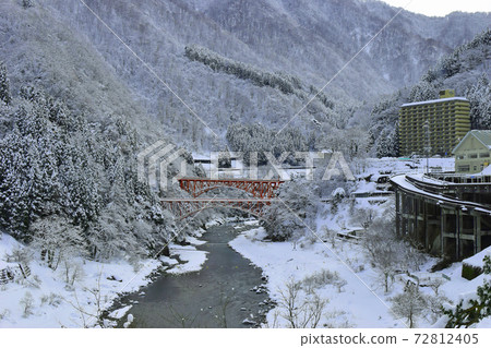 Kurobe Unazuki Onsen in winter (Kurobe City, Toyama Prefecture) 72812405