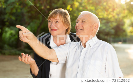 Senior man pointing finger up 72812962