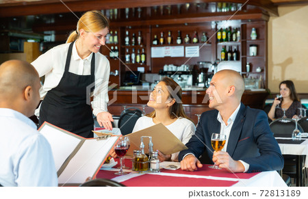 Business colleagues making order with waitress in pizza restaurant 72813189