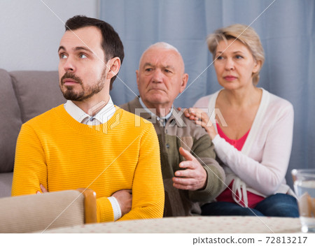 Parents arguing with son 72813217