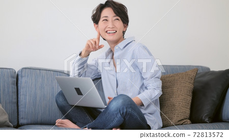 一個女人在沙發上操作電腦 一個女人在沙發上操作電腦 72813572