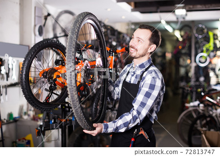 Man master establishes a bicycle whee 72813747