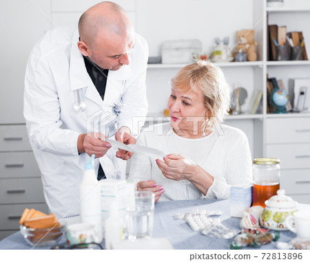 MAture woman and doctor 72813896