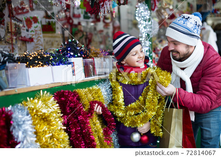Adult with child looking presents 72814067