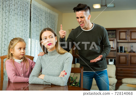 Couple quarreling in presence of daughter Couple quarreling in presence of daughter 72814068