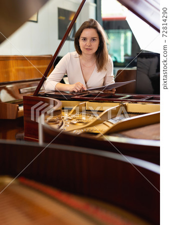 Portrait of pretty woman in music store Portrait of pretty woman in music store 72814290