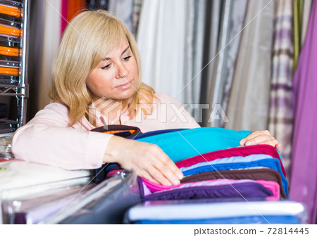 Mature woman customer with colored bed cover sample Mature woman customer with colored bed cover sample 72814445