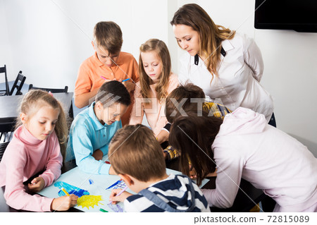 Team of elementary age children drawing Team of elementary age children drawing 72815089