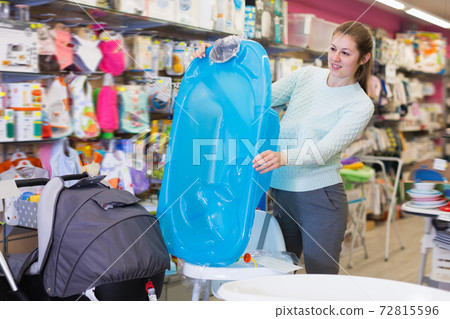 Pretty woman awating for baby and choosing bath Pretty woman awating for baby and choosing bath 72815596
