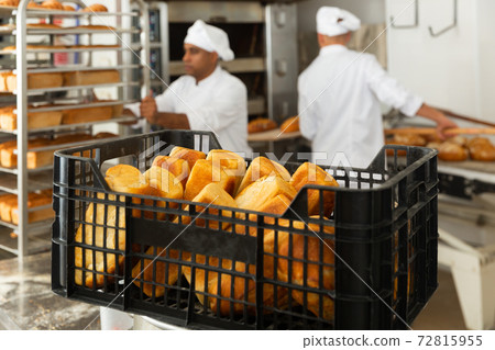 Hot fresh bread in the bakery in box 72815955