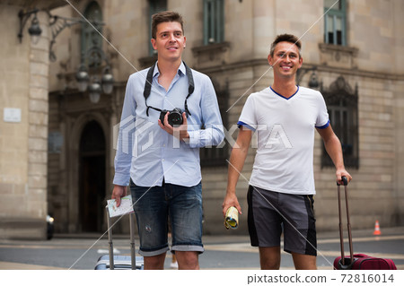 positive tourists during city walking 72816014