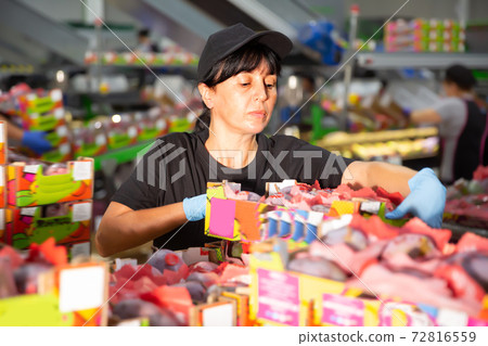 Woman checking boxes with mango after packaging Woman checking boxes with mango after packaging 72816559
