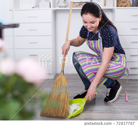 Girl sweeping garbage Girl sweeping garbage 72817787