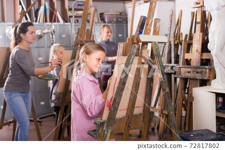 Female teenagers practicing their skills during painting class 72817802