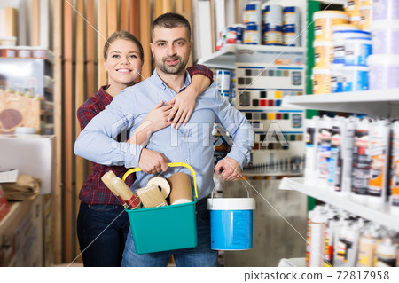 Young female with male are demonstraiting paint 72817958