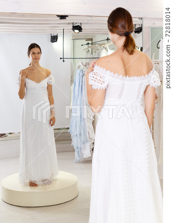 Woman dressed in white gown 72818014
